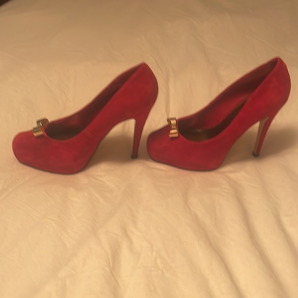 Red Suede pin up platforms with gold metallic bow. Gently worn - Picture 4 of 5